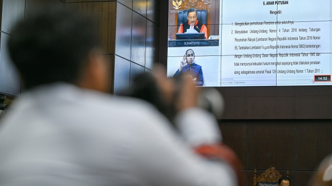 Layar menampilkan Ketua Mahkamah Konstitusi (MK) Suhartoyo saat memimpin sidang gugatan undang-undang tentang Tabungan Perumahan Rakyat (Tapera) di Gedung Mahkamah Konstitusi, Jakarta, Senin (29/9/2025). [ANTARA FOTO/Fauzan/bar]