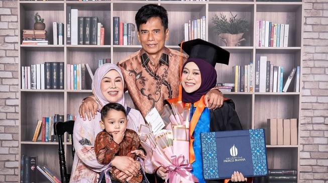 Gaya Sederhana Ibu Lesti Kejora Naik Angkot Viral, Tas di Pangkuannya Bikin Salfok