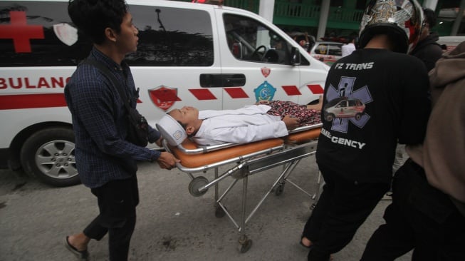 Warga membawa santri yang menjadi korban bangunan musala yang ambruk di Pondok Pesantren (Ponpes) Al Khoziny di Kecamatan Buduran, Sidoarjo, Jawa Timur, Senin (29/9/2025). [ANTARA FOTO/Umarul Faruq/bar]