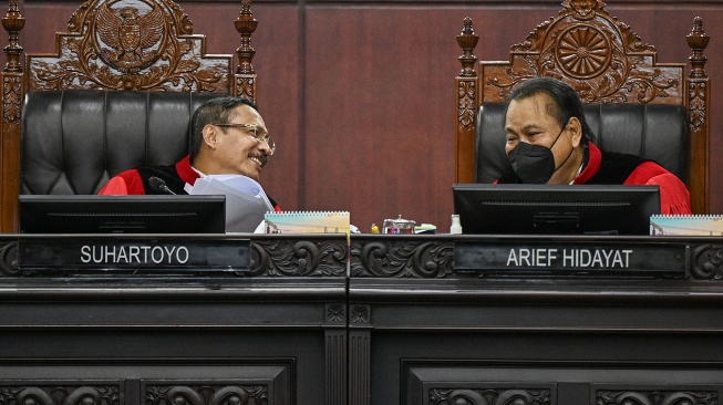 Ketua Mahkamah Konstitusi (MK) Suhartoyo (kiri) berbincang dengan anggota Majelis Hakim MK Arief Hidayat (kanan) saat sidang putusan terhadap gugatan undang-undang tentang Tabungan Perumahan Rakyat (Tapera) di Gedung Mahkamah Konstitusi, Jakarta, Senin (29/9/2025). [ANTARA FOTO/Fauzan/bar]