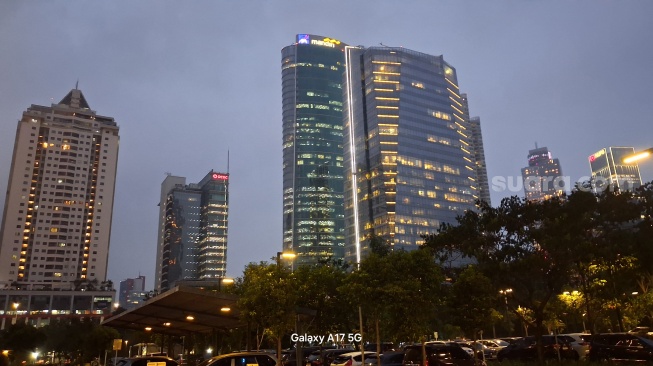 Review Samsung Galaxy A17 5G: Hasil kamera belakang kondisi malam hari. [Suara.com/Dicky Prastya]