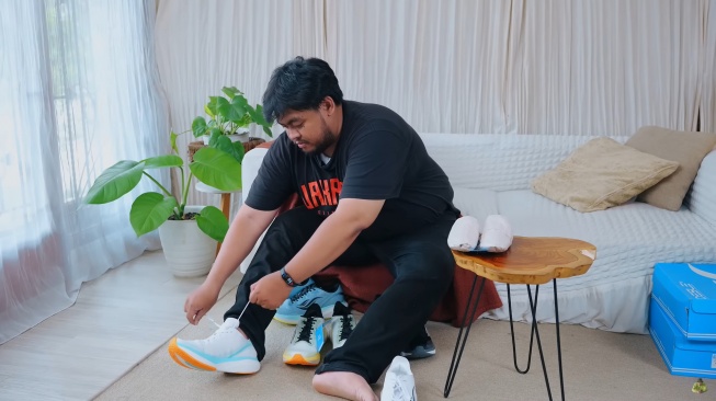 Dokter Tirta review sepatu lari Desle seri Magnum (YouTube/Tirta PengPengPeng)