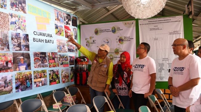 VP Sustainability Telkom Gunawan Wasisto dan GM Telkom Witel Bandung Ferry Zuljanna saat mengunjungi Desa Cijawura, Kecamatan Buah Batu, Kota Bandung (Dok: Telkom)