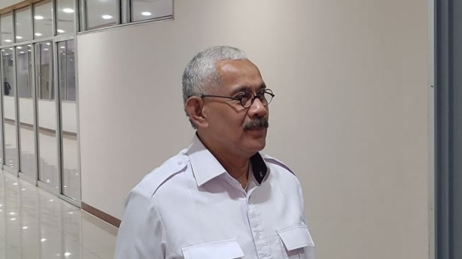 Kuasa Hukum keluarga almarhum Arya Daru Pangayunan, Nikolai Aprilindo sebelum hadir rapat Komisi XIII di Kawasan Parlemen, Jakarta, Selasa (30/9/2025). (ANTARA/Aria Ananda)