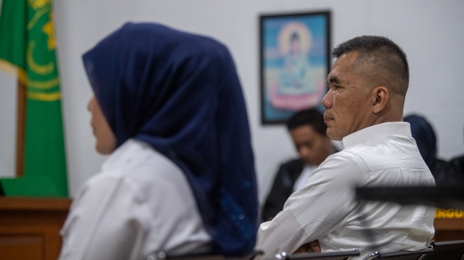 Mantan Ketua Komisi I DPRD Kota Palembang dari Fraksi Partai Nasdem Dedy Sipriyanto  (kanan) bersama istrinya yang juga mantan Wakil Wali Kota Palembang periode 2016-2023 Fitrianti Agustinda (kiri) menjalani sidang dakwaan di Pengadilan Tipikor PN Palembang Klas 1A khusus, Sumatera Selatan, Selasa (30/9/2025). [ANTARA FOTO/Nova Wahyudi/rwa]