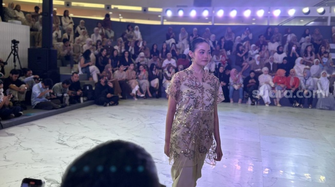 Model saat fashion show di Senayan City, Jakarta, Rabu (20/9/2025) (Suara.com/Dini Afrianti Efendi)