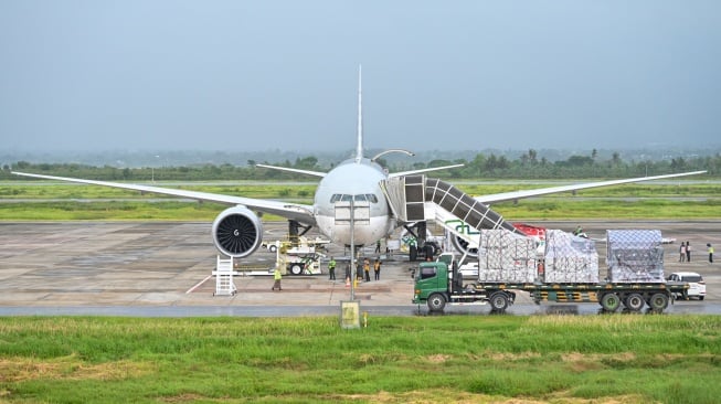 Petugas melakukan bongkar muatan logistik MotoGP dari pesawat Qatar Airways Cargo Boeing 777 di Bandara Internasional Lombok (BIL), Praya, Lombok Tengah, NTB, Selasa (30/9/2025). [ANTARA FOTO/Ahmad Subaidi/rwa]