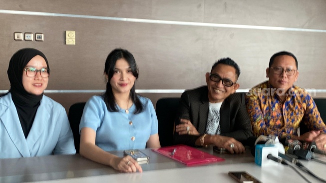 Kuasa hukum Nikita Mirzani saat menggelar konferensi pers di kawasan Kuningan, Jakarta Selatan pada Selasa, 30 September 2025. [Suara.com/Tiara Rosana]