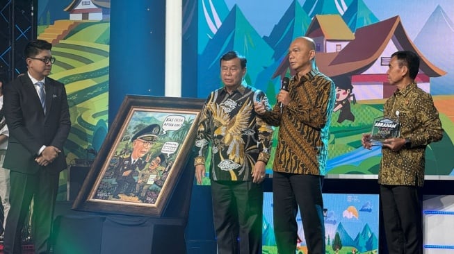 Jaksa Agung Muda Intelijen (Jamintel) Kejaksaan Agung Reda Manthovani menerima penghargaan program Jaksa Garda Desa. [Istimewa]
