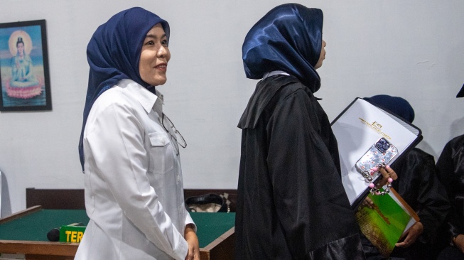 Mantan Wakil Wali Kota Palembang periode 2016-2023 Fitrianti Agustinda (kir) meninggalkan ruangan usai menjalani sidang dakwaan di Pengadilan Tipikor PN Palembang Klas 1A khusus, Sumatera Selatan, Selasa (30/9/2025). [ANTARA FOTO/Nova Wahyudi/rwa]