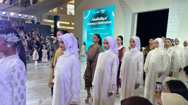 Model saat fashion show di Senayan City, Jakarta, Rabu (20/9/2025) (Suara.com/Dini Afrianti Efendi)