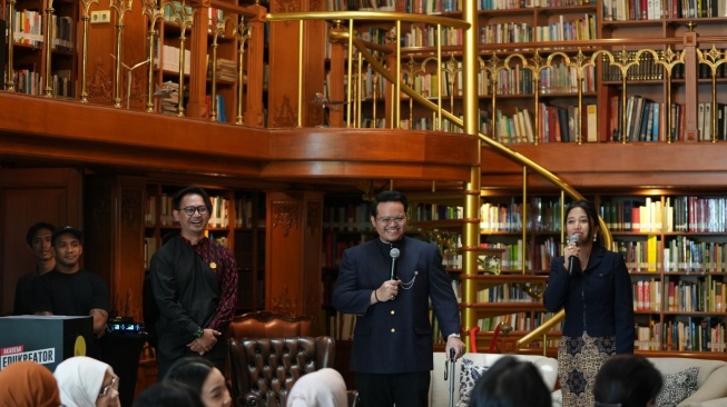 YouTube bersama Kok Bisa dan Senyawa+ merayakan kelulusan 568 peserta Akademi Edukreator 2025, Jakarta. [YouTube Indonesia]