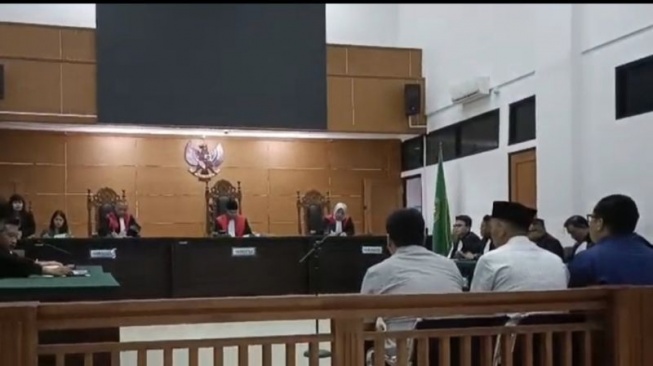 Modus Licik Kasus Pagar Laut: Kades Arsin dkk Didakwa Jual Laut usai 'Disulap' Daratan Fiktif!