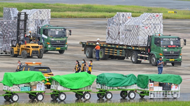 Truk membawa logistik untuk MotoGP usai bongkar muat dari pesawat Qatar Airways Cargo Boeing 777 di Bandara Internasional Lombok (BIL), Praya, Lombok Tengah, NTB, Selasa (30/9/2025). [ANTARA FOTO/Ahmad Subaidi/rwa]