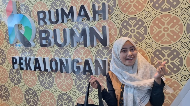 Pemilik UMKM Zialova Batik  Nur Afidatul Azimah yang tergabung dalam UMKM binaan Rumah BUMN Pekalongan (Dok: Telkom)