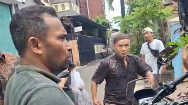 Liput Kasus Keracunan MBG, Jurnalis Malah Dicekik Pekerja SPPG Dapur Umum di Pasar Rebo