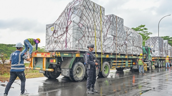 Truk membawa logistik MotoGP usai bongkar muat dari pesawat Qatar Airways Cargo Boeing 777 di Bandara Internasional Lombok (BIL), Praya, Lombok Tengah, NTB, Selasa (30/9/2025). [ANTARA FOTO/Ahmad Subaidi/rwa]