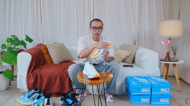 Dokter Tirta review sepatu lari Desle seri Magnum (YouTube/Tirta PengPengPeng)