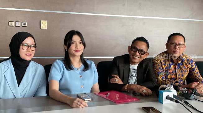 Kuasa hukum Nikita Mirzani saat menggelar konferensi pers di kawasan Kuningan, Jakarta Selatan pada Selasa, 30 September 2025. [Suara.com/Tiara Rosana]