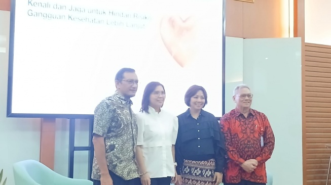 Para pembicara dalam diskusi ilmiah Siloam Hospital dengan pembicara Prof. Dr. Dr. Yoga Yuniadi, spesialis jantung dan pembuluh darah, serta Dr. Tunggul Diapri Situmorang, spesialis penyakit dalam - konsultasi ginjal hipertensi (Suara.com/Tantri Amela Iskandar)