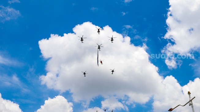 Sejumlah helikopter melakukan atraksi udara saat gladi menyambut HUT TNI ke-80 di kawasan Monas, Jakarta, Rabu (1/10/2025). [Suara.com/Alfian Winanto]
