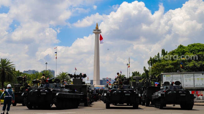 Parade alutsista berbaris saat gladi menyambut HUT TNI ke-80 di kawasan Monas, Jakarta, Rabu (1/10/2025). [Suara.com/Alfian Winanto]