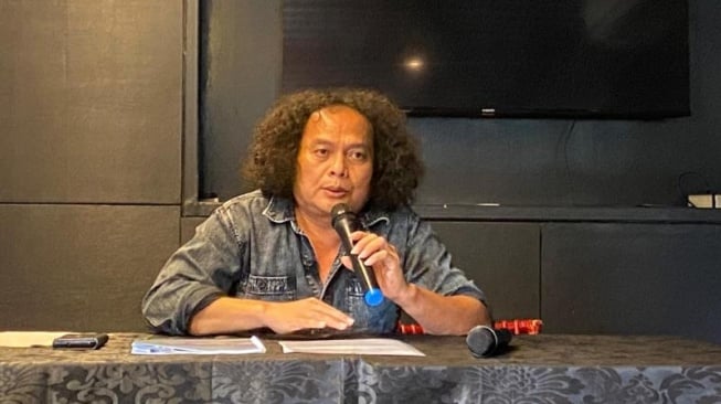 Kuasa Hukum Adam Damiri, Deolipa Yumara menyampaikan kliennya akan menyampaikan PK terkait vonis dalam kasus korupsi Asabri. [Suara.com/M Yasir]