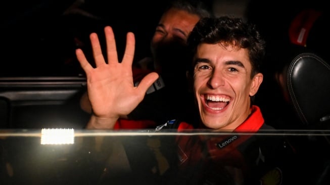 Pembalap MotoGP asal Spanyol Marc Marquez melambaikan tangan usai bertemu dengan Presiden Prabowo Subianto di kompleks Istana Kepresidenan, Jakarta, Selasa (30/9/2025). [ANTARA FOTO/Hafidz Mubarak A/bar]