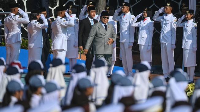 Presiden Prabowo Subianto (baris tengah, kanan) berjalan bersama Wakil Presiden Gibran Rakabuming Raka (baris tengah, kedua kanan) saat menghadiri upacara peringatan Hari Kesaktian Pancasila di Monumen Pancasila Sakti, Lubang Buaya, Jakarta, Rabu (1/10/2025). [ANTARA FOTO/Hafidz Mubarak A/nym]