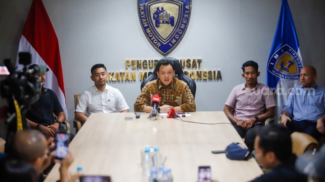 Ketua umum Ikatan Motor Indonesia (IMI) Moreno Soeprapto (tengah) bersama sejumlah mantan pebalap memberikan pernyataan saat menggelar konferensi pers di Jakarta, Rabu (1/10/2025). [Suara.com/Alfian Winanto]
