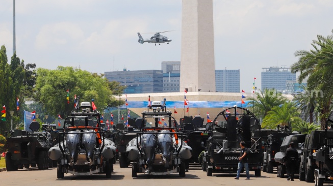 Parade alutsista berbaris saat gladi menyambut HUT TNI ke-80 di kawasan Monas, Jakarta, Rabu (1/10/2025). [Suara.com/Alfian Winanto]