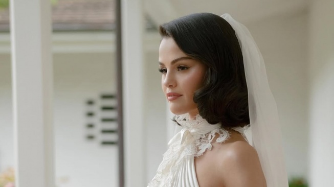 Potret Selena Gomez di Hari Pernikahannya dengan Benny Blanco