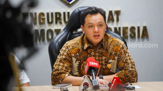 Ketua umum Ikatan Motor Indonesia (IMI) Moreno Soeprapto (tengah) memberikan pernyataan saar menggelar konferensi pers di Jakarta, Rabu (1/10/2025). [Suara.com/Alfian Winanto]