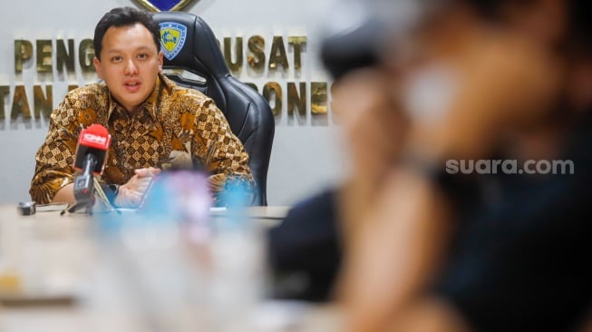 Ketua umum Ikatan Motor Indonesia (IMI) Moreno Soeprapto (tengah) memberikan pernyataan saar menggelar konferensi pers di Jakarta, Rabu (1/10/2025). [Suara.com/Alfian Winanto]