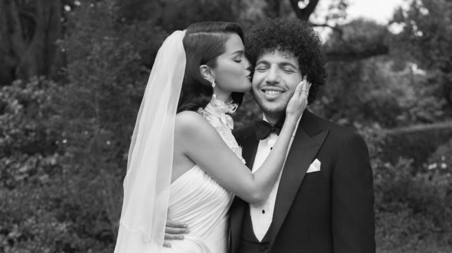 Bak Bidadari, 5 Potret Selena Gomez di Hari Pernikahannya dengan Benny Blanco