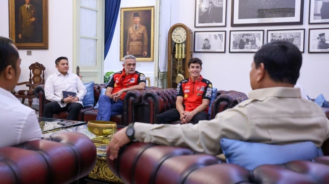 Pembalap MotoGP asal Spanyol Marc Marquez berbincang dengan Presiden Prabowo Subianto di kompleks Istana Kepresidenan, Jakarta, pada Selasa (30/9/2025). [Handout/Sekretariat Presiden]