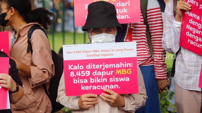 Massa yang tergabung dalam Suara Ibu Peduli Makan Bergizi Gratis (MBG) melakukan aksi di trotoar sekitar IRTI Monas, Jakarta, Rabu (1/10/2025). [Suara.com/Alfian Winanto]