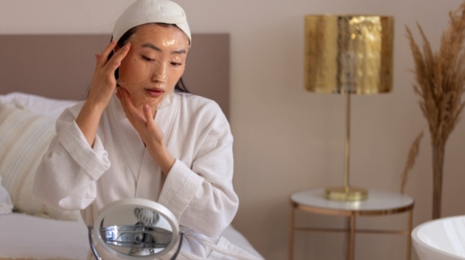 6 Urutan Skincare Malam untuk Menghilangkan Flek Hitam, Kulit Auto Glowing dan Cerah
