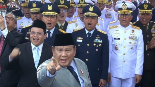 Acungkan Jari Telunjuk, Ekspresi Prabowo 'Pecah' saat Nyanyi Bareng Sederet Pejabat di Lubang Buaya