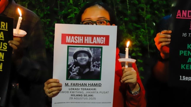 Massa yang tergabung dalam Koalisi Masyarakat Sipil menggelar aksi peringatan satu bulan korban tragedi aksi Agustus di kawasan Bendungan Hilir, Jakarta, Selasa (30/9/2025) malam. [Suara.com/Alfian Winanto]