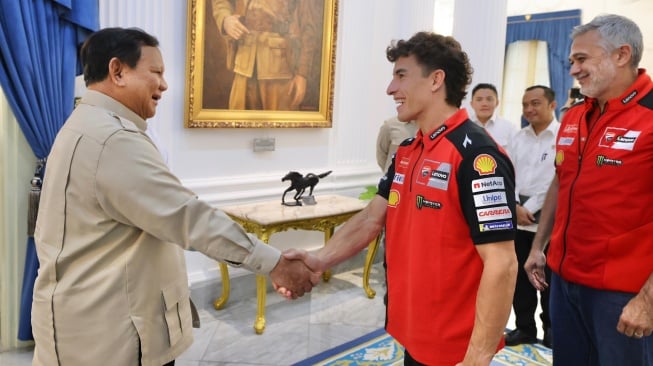 Pembalap MotoGP asal Spanyol Marc Marquez berjabat tangan dengan Presiden Prabowo Subianto di kompleks Istana Kepresidenan, Jakarta, pada Selasa (30/9/2025). [Handout/Sekretariat Presiden]