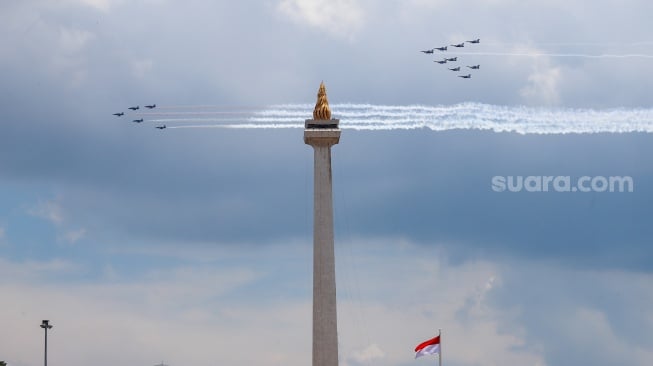 Sejumlah pesawat tempur melakukan atraksi udara saat gladi menyambut HUT TNI ke-80 di kawasan Monas, Jakarta, Rabu (1/10/2025). [Suara.com/Alfian Winanto]