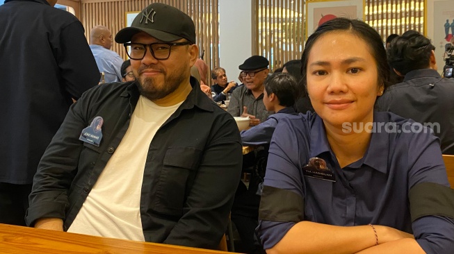 Joko Anwar dan Tia Hasibuan, produser film Legenda Kelam Malin Kundang dalam sesi wawancara di kawasan Cipete, Jakarta Selatan pada Rabu, 1 Oktober 2025. [Suara.com/Tiara Rosana]
