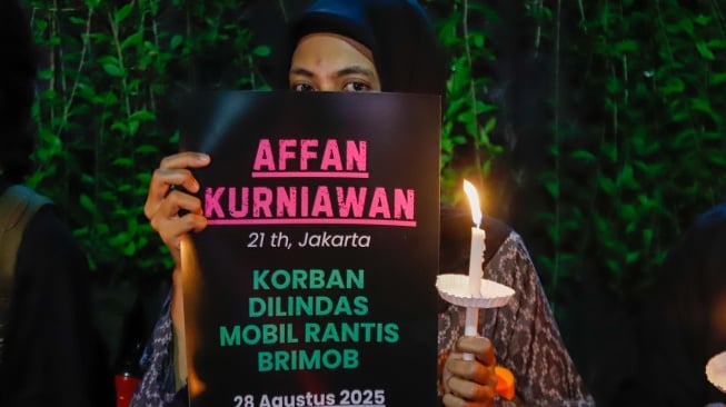 Massa yang tergabung dalam Koalisi Masyarakat Sipil menggelar aksi peringatan satu bulan korban tragedi aksi Agustus di kawasan Bendungan Hilir, Jakarta, Selasa (30/9/2025) malam. [Suara.com/Alfian Winanto]