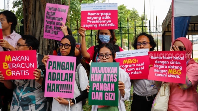 Massa yang tergabung dalam Suara Ibu Peduli Makan Bergizi Gratis (MBG) melakukan aksi di trotoar sekitar IRTI Monas, Jakarta, Rabu (1/10/2025). [Suara.com/Alfian Winanto]
