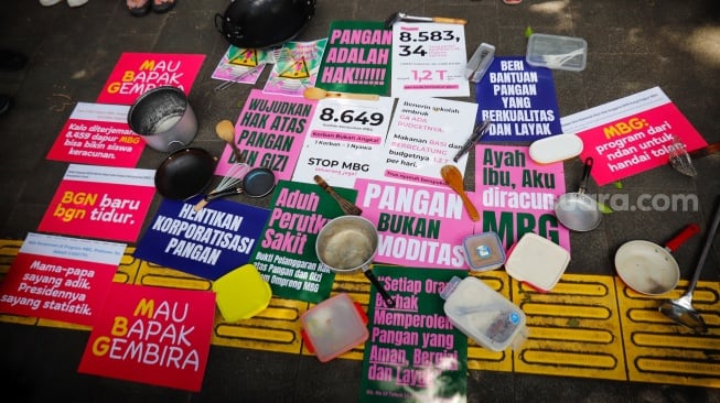 Massa yang tergabung dalam Suara Ibu Peduli Makan Bergizi Gratis (MBG) melakukan aksi di trotoar sekitar IRTI Monas, Jakarta, Rabu (1/10/2025). [Suara.com/Alfian Winanto]
