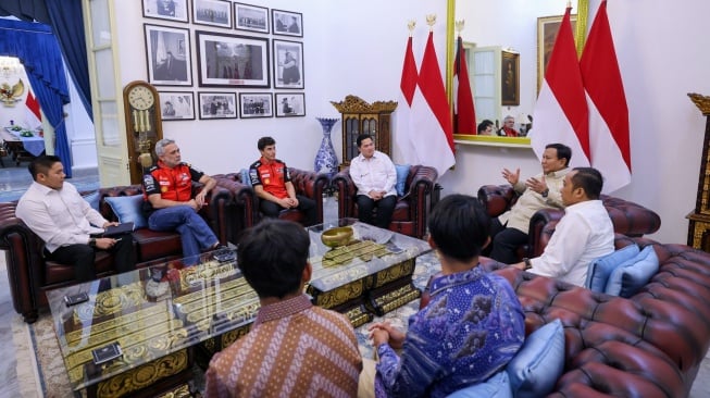 Pembalap MotoGP asal Spanyol Marc Marquez berbincang dengan Presiden Prabowo Subianto di kompleks Istana Kepresidenan, Jakarta, pada Selasa (30/9/2025). [Handout/Sekretariat Presiden]