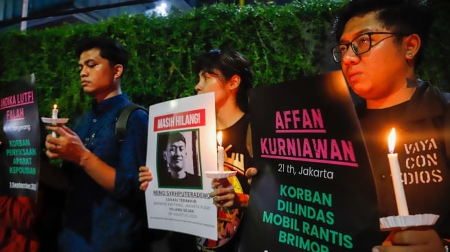 Massa yang tergabung dalam Koalisi Masyarakat Sipil menggelar aksi peringatan satu bulan korban tragedi aksi Agustus di kawasan Bendungan Hilir, Jakarta, Selasa (30/9/2025) malam. [Suara.com/Alfian Winanto]