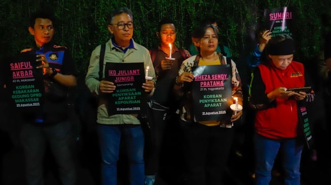 Massa yang tergabung dalam Koalisi Masyarakat Sipil menggelar aksi peringatan satu bulan korban tragedi aksi Agustus di kawasan Bendungan Hilir, Jakarta, Selasa (30/9/2025) malam. [Suara.com/Alfian Winanto]