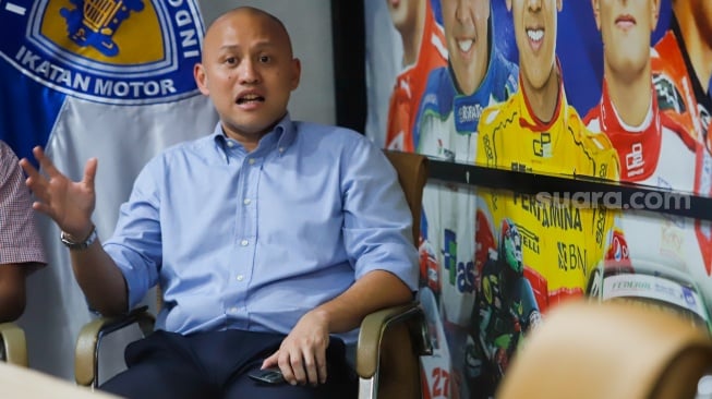 Mantap Pebalap yang juga anggots Ikatan Motor Indonesia (IMI) Ananda Mikola memberikan pernyataan saat konferensi pers di Jakarta, Rabu (1/10/2025). [Suara.com/Alfian Winanto]